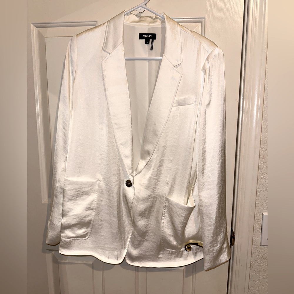 DKNY -Satin white and padded shoulder blazer with pockets